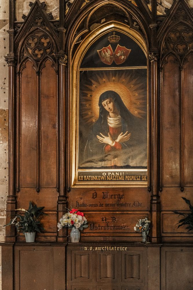 Fotografia przedstawiająca Copy of the painting of Our Lady of the Dawn Gate in the Saint-Séverin church in Paris