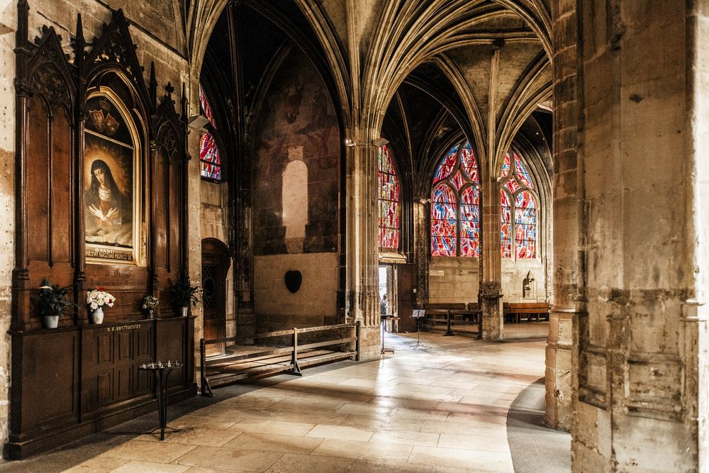 Fotografia przedstawiająca Copy of the painting of Our Lady of the Dawn Gate in the Saint-Séverin church in Paris