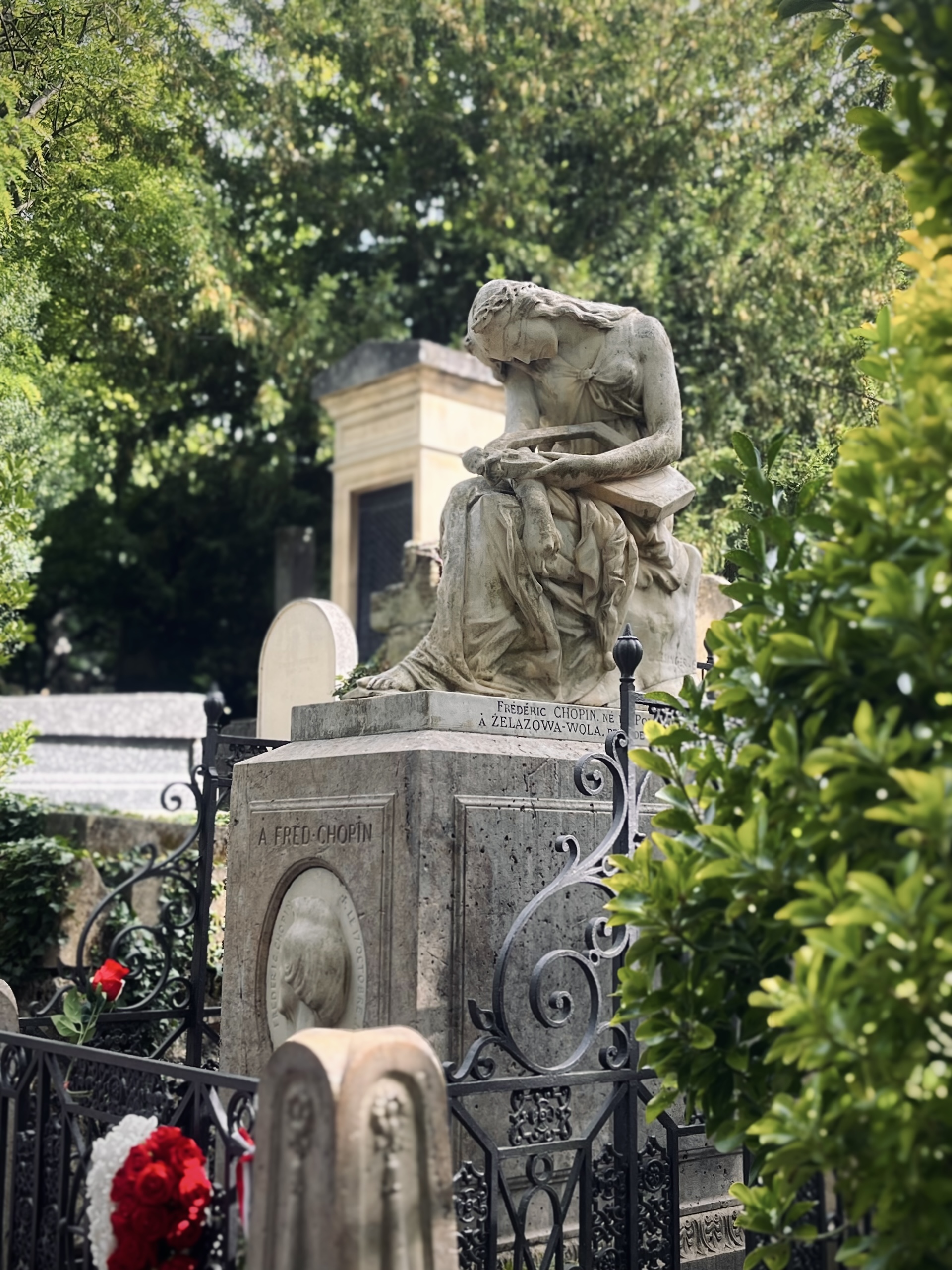 Fotografia przedstawiająca Tombstone of Frédéric Chopin by Jean-Baptiste Clésinger in Paris