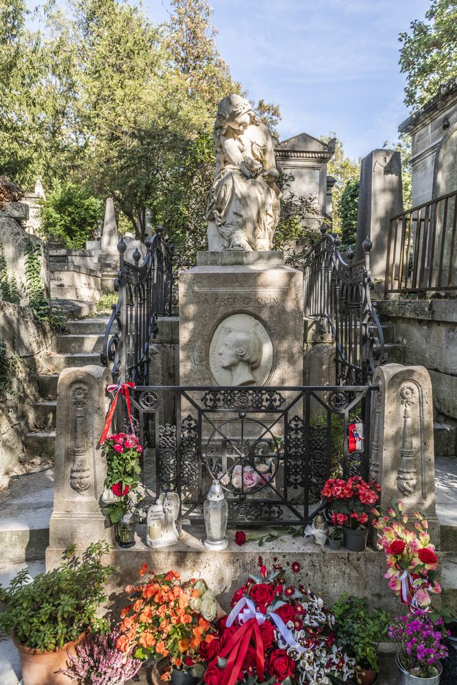 Fotografia przedstawiająca Tombstone of Frédéric Chopin by Jean-Baptiste Clésinger in Paris