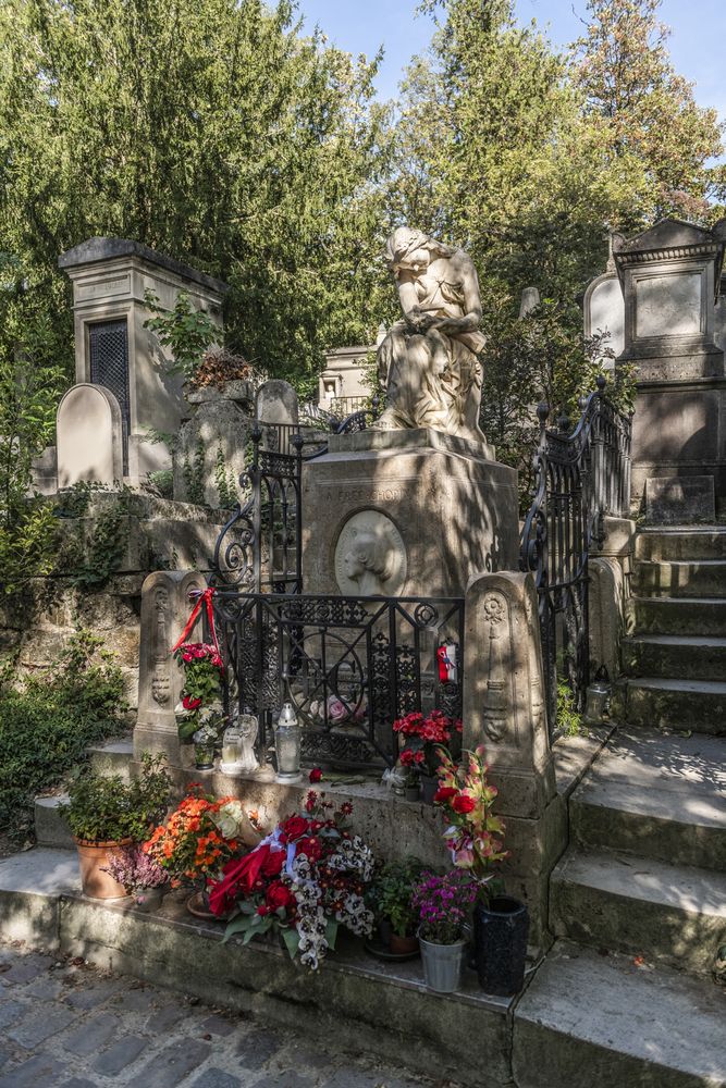 Fotografia przedstawiająca Tombstone of Frédéric Chopin by Jean-Baptiste Clésinger in Paris