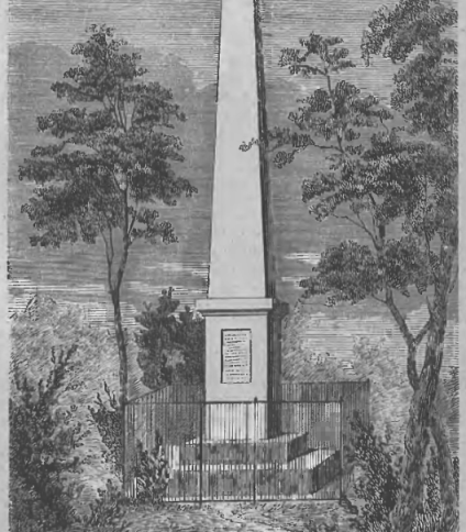 Rycina pomnika Kazimierza Pułaskiego w Savannah, przedstawiająca wysoki kamienny obelisk otoczony drzewami i metalowym ogrodzeniem.