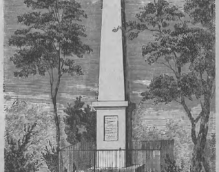 Rycina pomnika Kazimierza Pułaskiego w Savannah, przedstawiająca wysoki kamienny obelisk otoczony drzewami i metalowym ogrodzeniem.