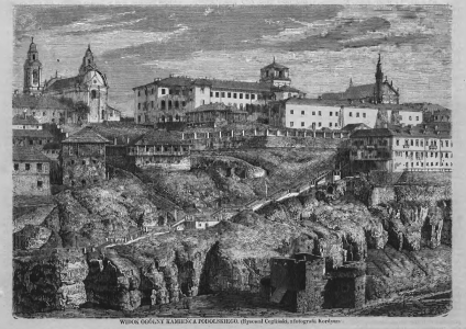 Rycina Kamieńca Podolskiego ukazująca panoramiczny widok z historycznymi budynkami na skalistym wzgórzu. Po lewej widoczny jest kościół z dwiema wieżami. Na pierwszym planie teren skalisty i ścieżka.