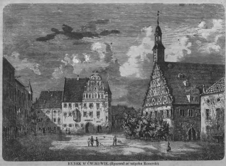 Rycina przedstawiająca rynek w Ćwikowie z historycznymi budynkami o ozdobnych fasadach i wieżą kościelną. Ludzie spacerują po placu pod pochmurnym niebem.
