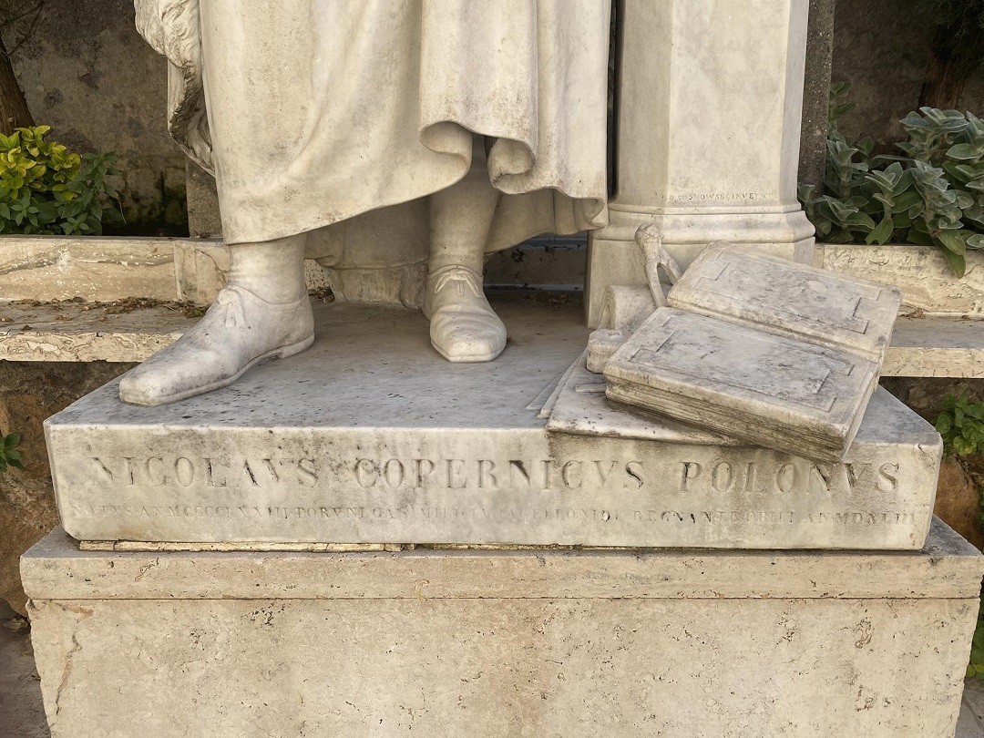 Fotografia przedstawiająca Pomnik Mikołaja Kopernika autorstwa Tomasza Oskara Sosnowskiego w Rzymie