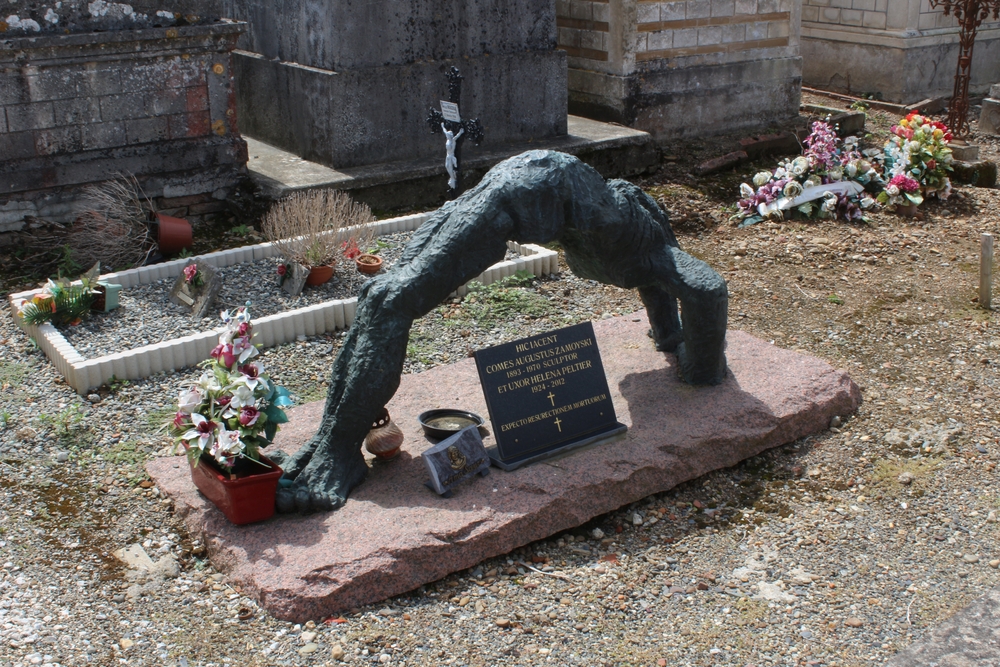 Photo montrant Sculpture of August Zamoyski \"Resurrection\" in Saint-Clar-de-Rivière