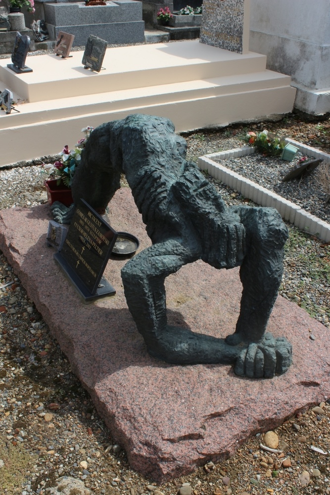 Photo montrant Sculpture of August Zamoyski \"Resurrection\" in Saint-Clar-de-Rivière