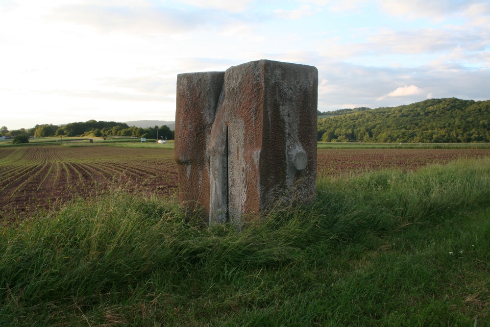 Fotografia przedstawiająca Sculpture by Adolf Ryszka \"Boundary stone\" in Sankt Wendel