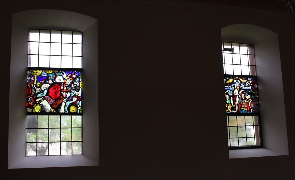 Photo montrant Stained glass windows by Jan J. Janczak in St. Joseph\'s Church in Oberhof