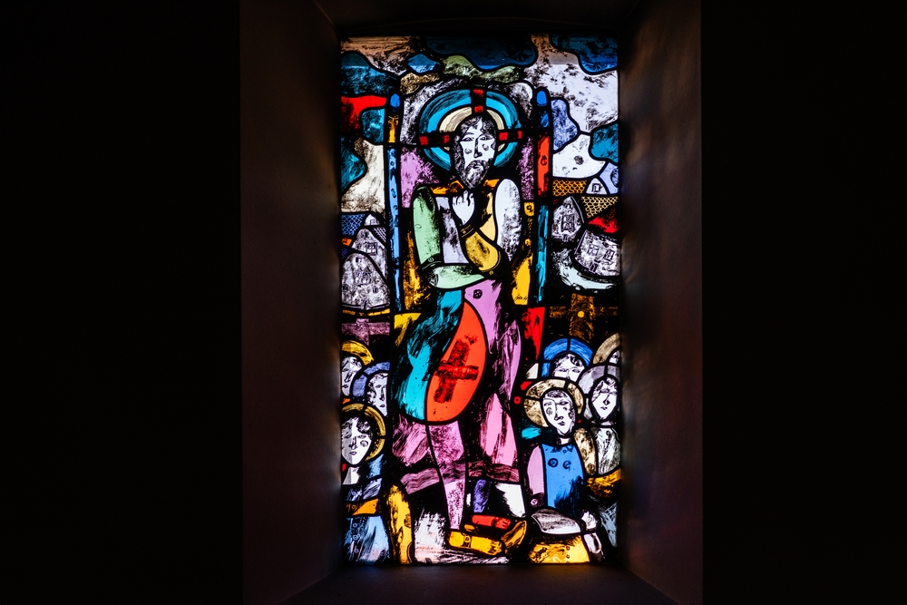 Photo montrant Stained glass windows by Jan Janczak in the Chapel of St Joseph in Oberhof