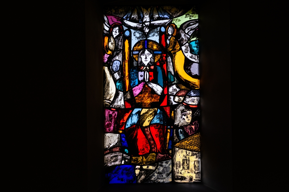 Photo montrant Stained glass windows by Jan Janczak in the Chapel of St Joseph in Oberhof