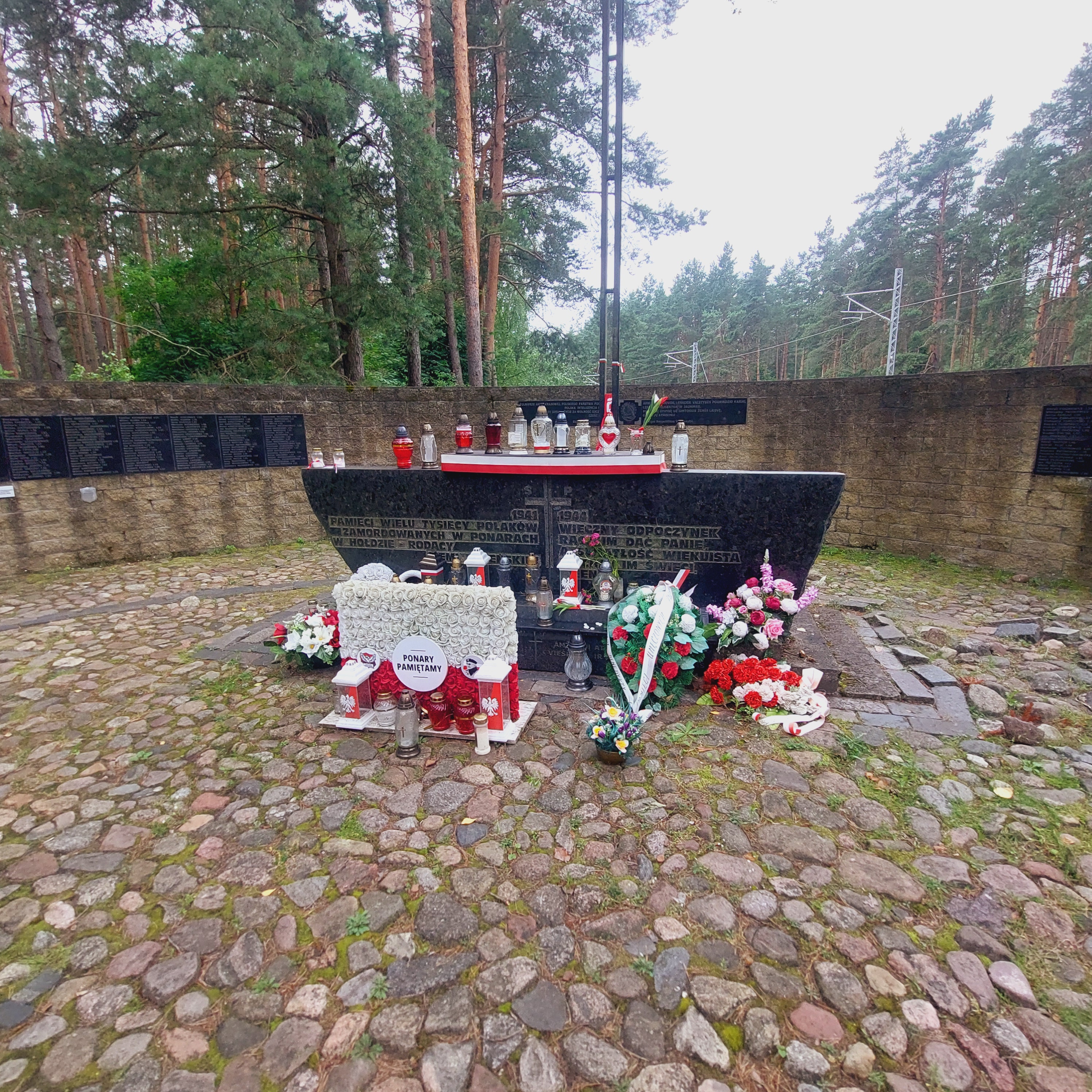 Fotografia przedstawiająca Paneriu Memorialas - Ponarski Zespół Pomnikowy, upamiętniający ofiary nazizmu z II wojny światowej