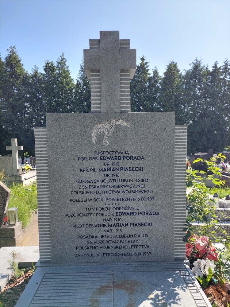 Grób polskich lotników z września 1939 r. na cmentarzu miejskim