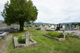 Groby dwóch internowanych żołnierzy Wojska Polskiego na cmentarzu miejskim