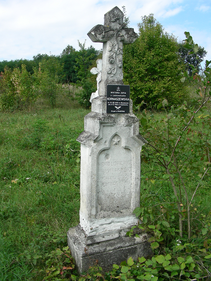 Tombstone of Wiktoria Zofia Kornaszewska and Henryk Lisikiewicz, cemetery in Dubianka, as of 2007.