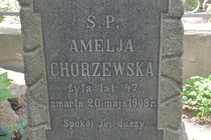 Fragment nagrobka Amelii Chorzewskiej, z widoczną inskrypcją, cmentarz Bajkowa w Kijowie, stan z 2021.