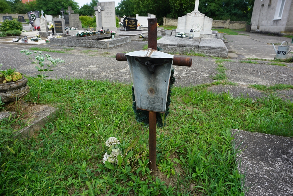 Krystyna Jadwiga Melnyczenko, Two Polish graves from World War II in the local cemetery