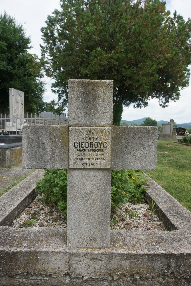 Jerzy Giedroyć, Groby dwóch internowanych żołnierzy Wojska Polskiego na cmentarzu miejskim