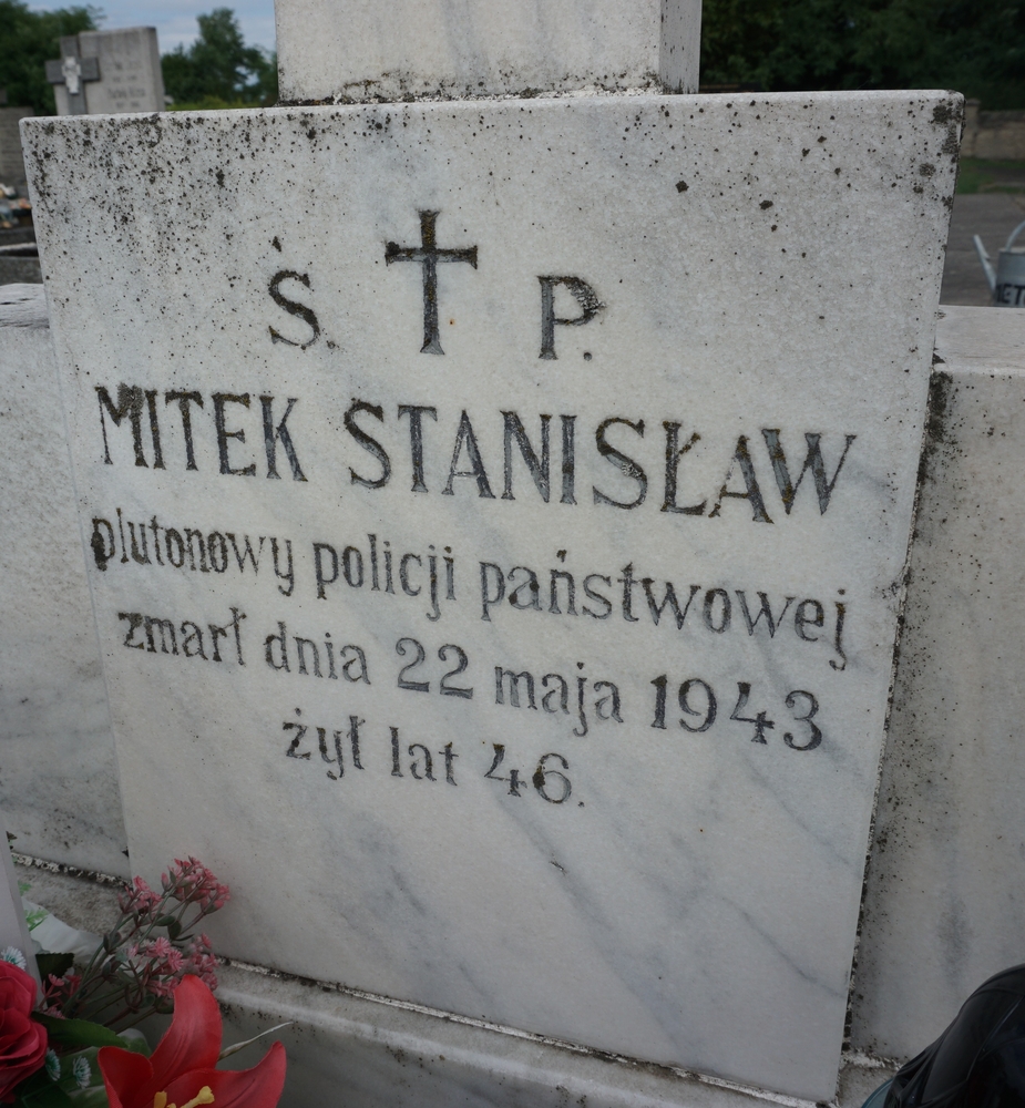 Stanisław Mitek, Two Polish graves from World War II in the local cemetery