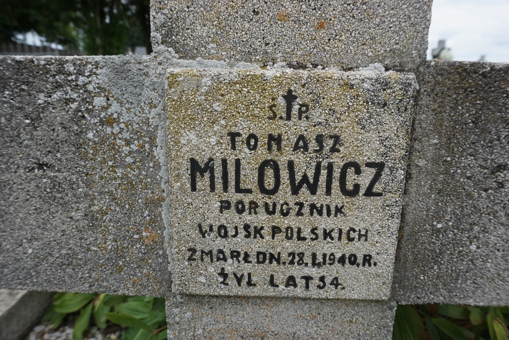 Tomasz Miłowicz, Groby dwóch internowanych żołnierzy Wojska Polskiego na cmentarzu miejskim