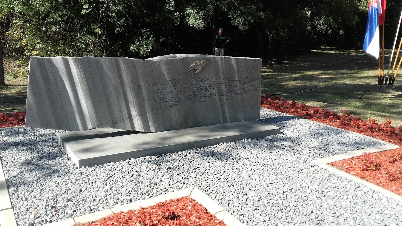 Pomnik autorstwa Marka Moderau poświęcony polskim lotnikom poległym w nocy z 10 na 11 września 1944 r. w Sencie