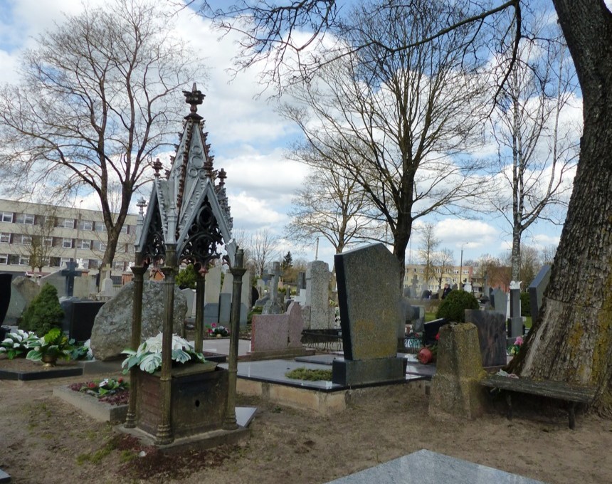 Надгробний пам'ятник Телесфору та Елеонорі Бурба на кладовищі в Куршанах