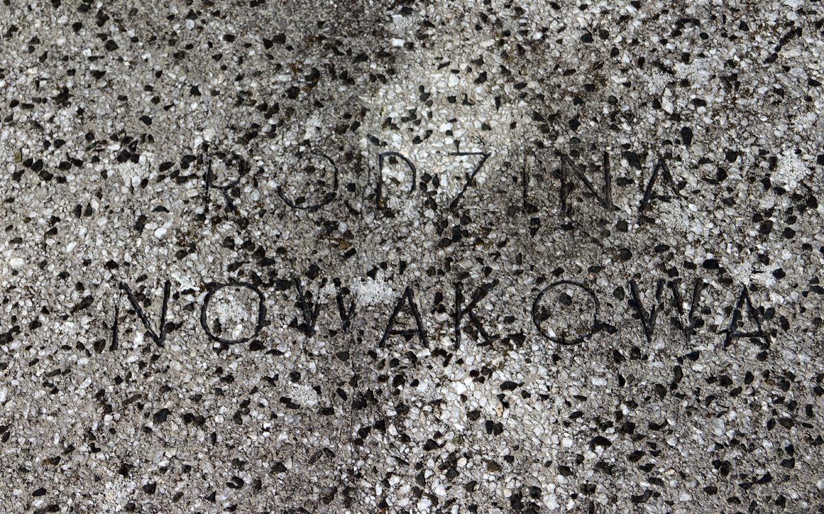 Inskrypcja z nagrobka rodziny Nowaków, cmentarz w Karwinie