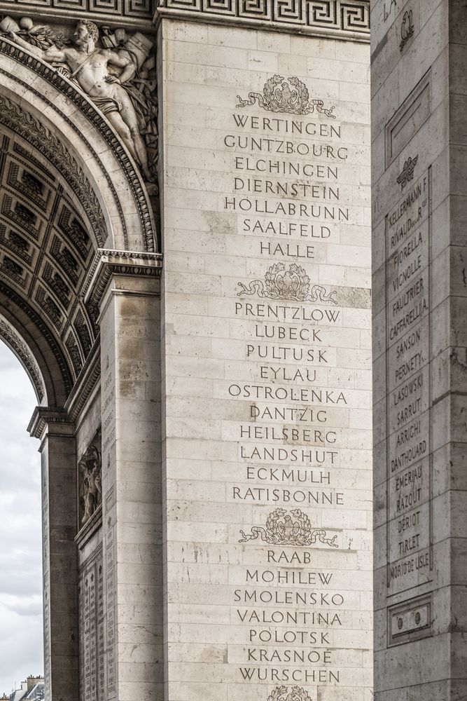 Fotografia przedstawiająca Commemoration of Polish cities and commanders on the Arc de Triomphe in Paris