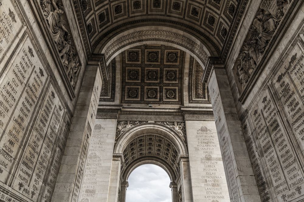 Fotografia przedstawiająca Commemoration of Polish cities and commanders on the Arc de Triomphe in Paris