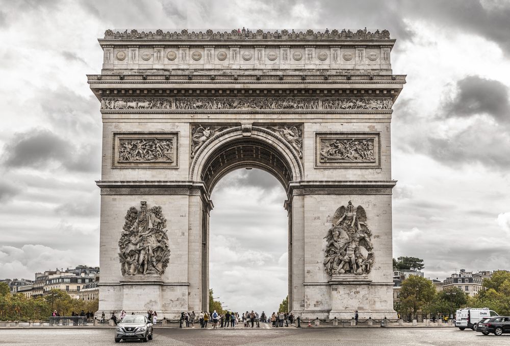 Fotografia przedstawiająca Commemoration of Polish cities and commanders on the Arc de Triomphe in Paris