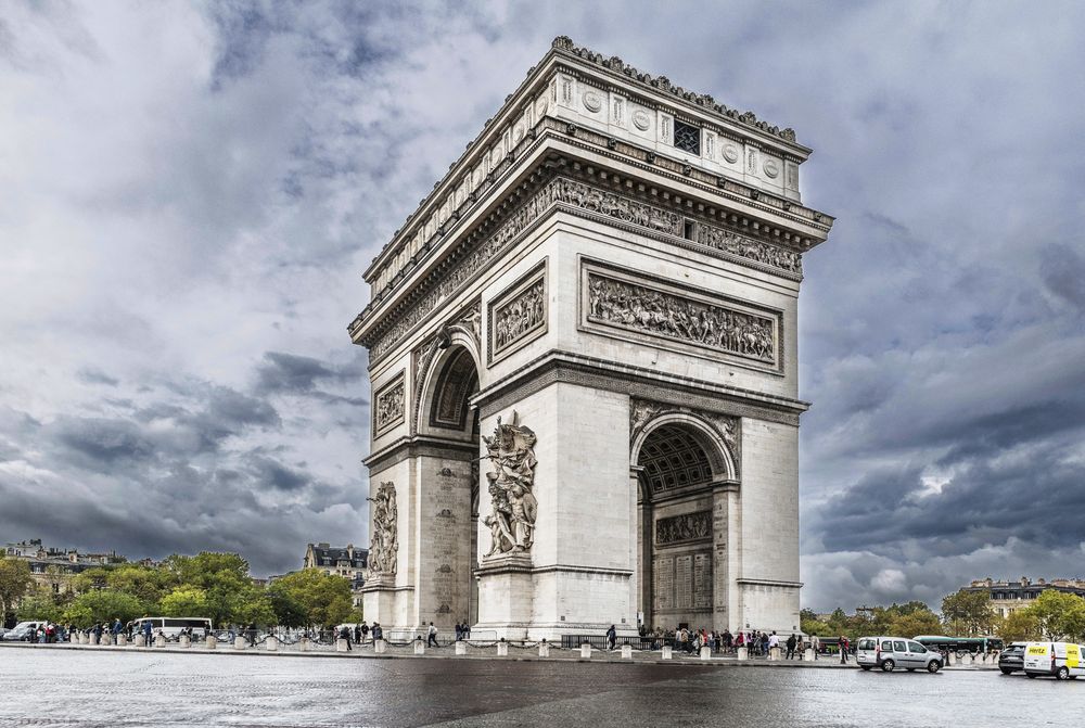 Photo montrant Commémoration des villes et commandants polonais sur l\'Arc de Triomphe à Paris