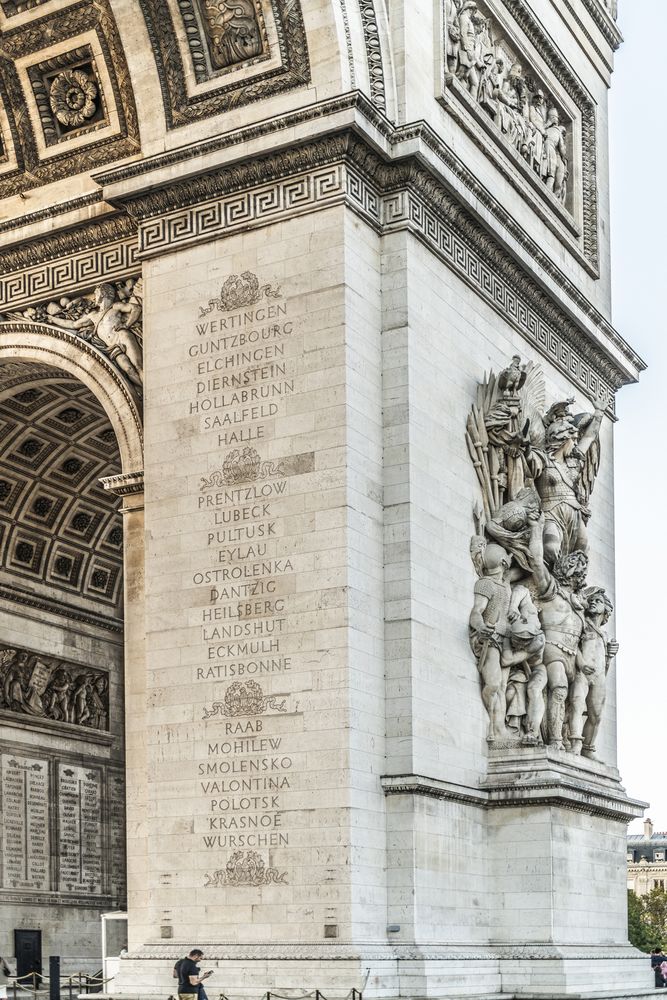 Fotografia przedstawiająca Commemoration of Polish cities and commanders on the Arc de Triomphe in Paris