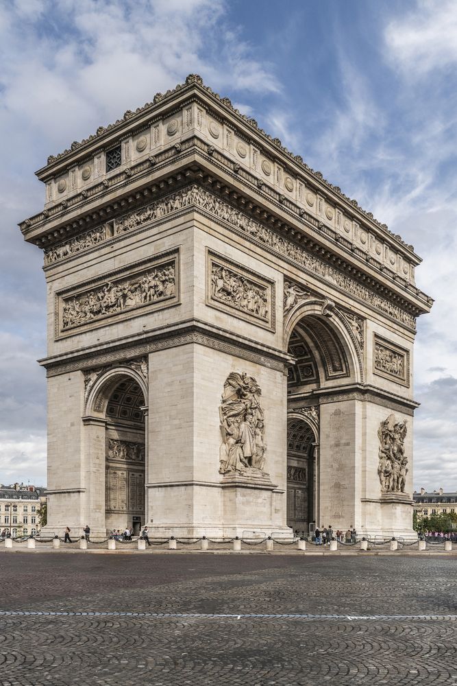 Fotografia przedstawiająca Commemoration of Polish cities and commanders on the Arc de Triomphe in Paris