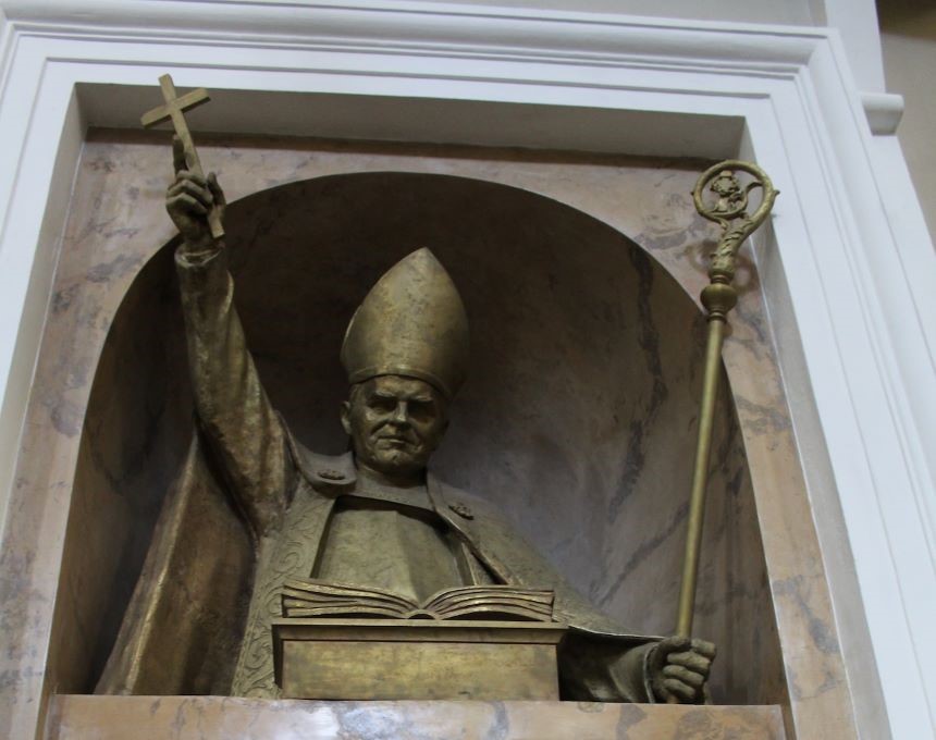 Plaque and bust in memory of Jan Cieplak in Vilnius Cathedral