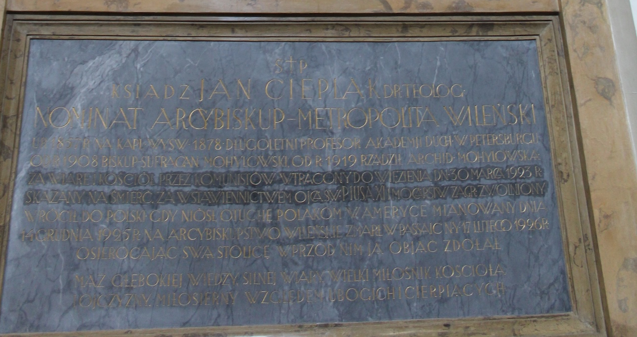 Photo montrant Plaque and bust in memory of Jan Cieplak in Vilnius Cathedral