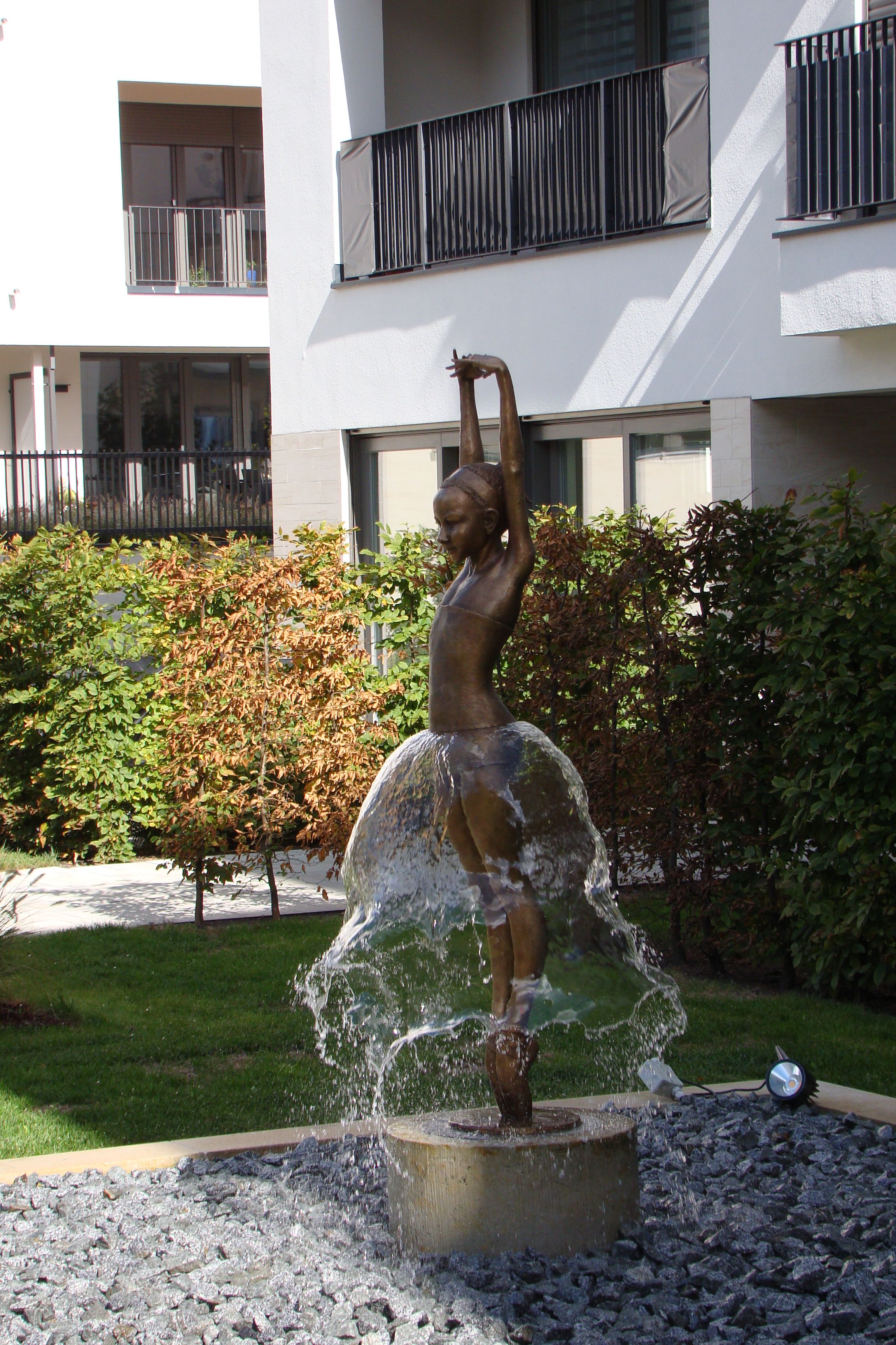 Fotografia przedstawiająca Małgorzata Chodakowska\'s sculpture \'Ballet girl\' in Dresden