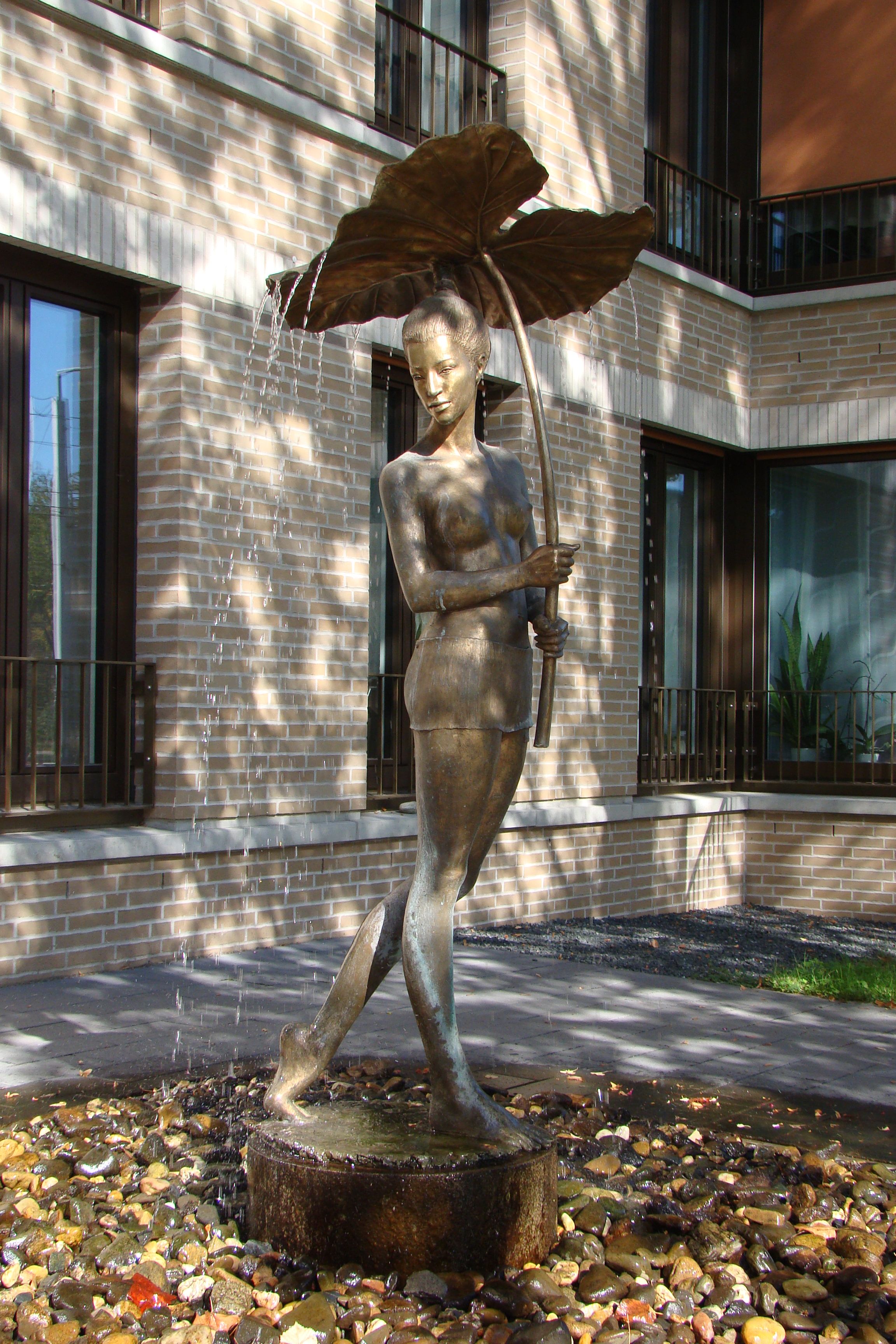 Fotografia przedstawiająca Sculpture \"Girl with a leaf \" by Małgorzata Chodakowska in Dresden