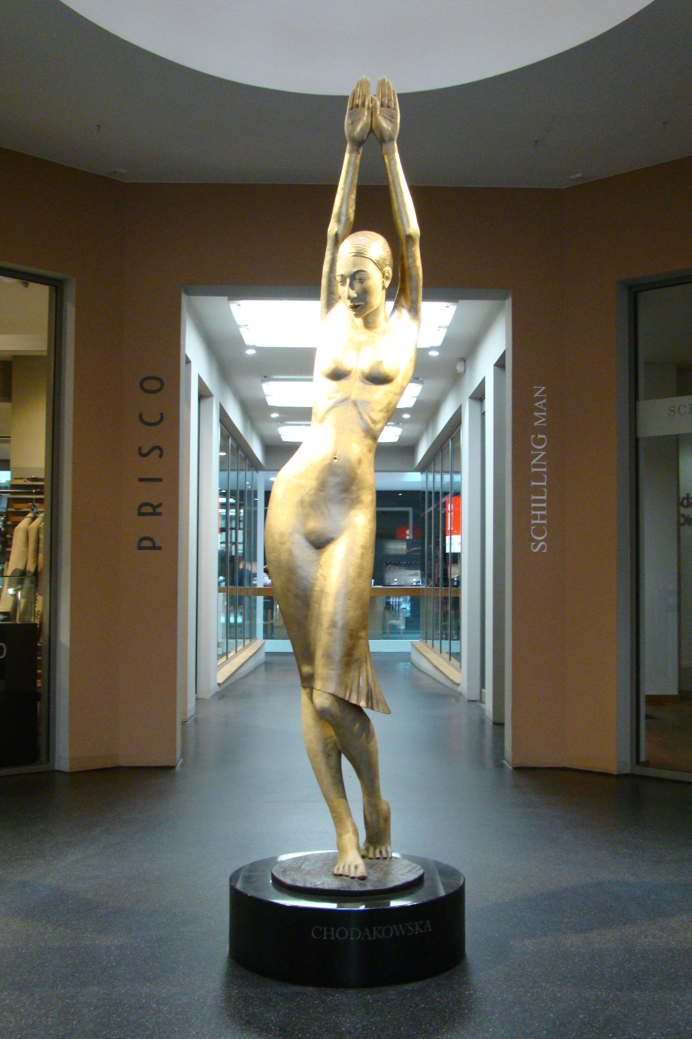 Fotografia przedstawiająca Małgorzata Chodakowska\'s sculpture \'Dancer\' at QF Passage in Dresden
