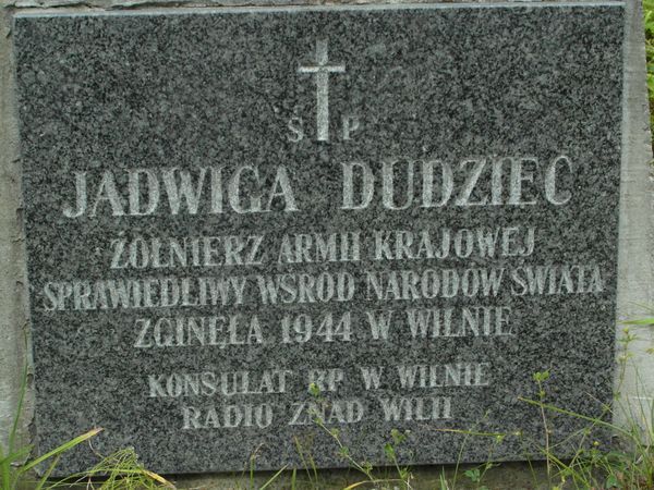Tablica inskrypcyjna z nagrobka Jadwigi Dudziec na wileńskiej Rossie