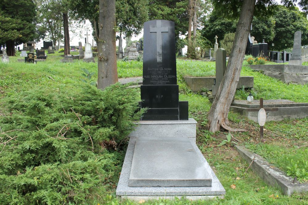 Tombstone of Antoni, Maria, Václav Olšak in Karviná
