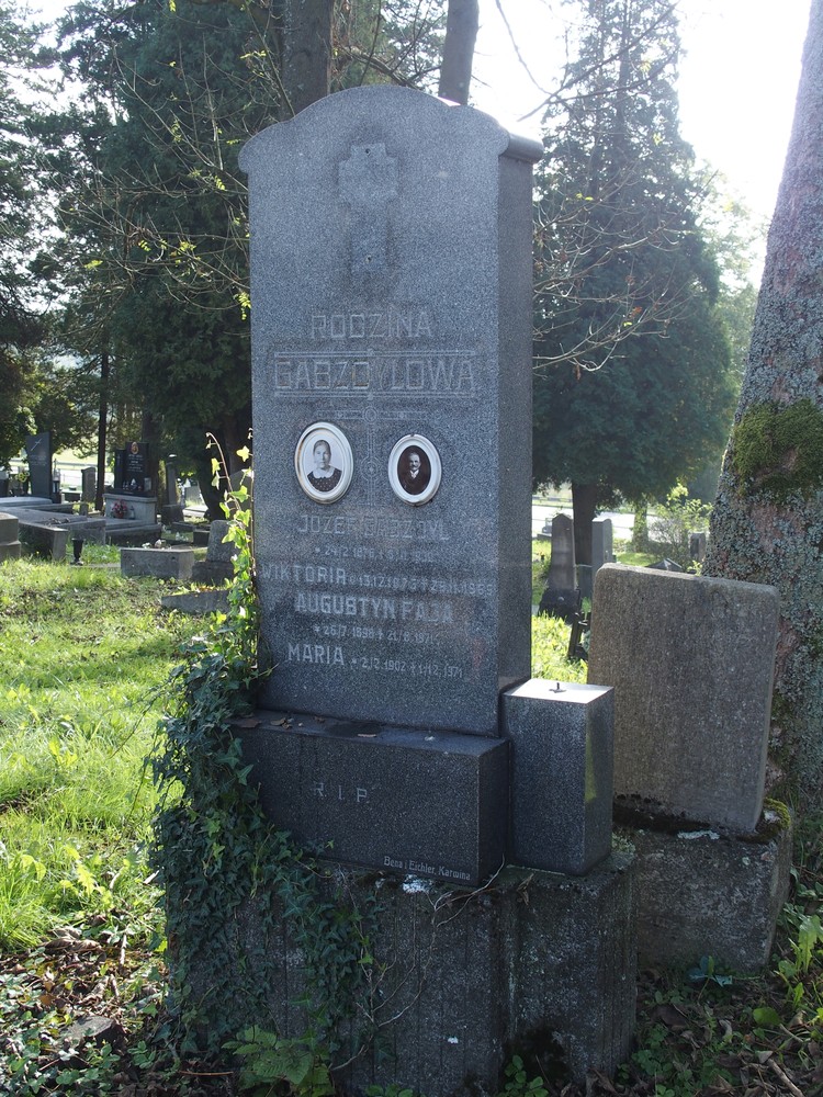 Fotografia przedstawiająca Tombstone of the Gabzoyl family