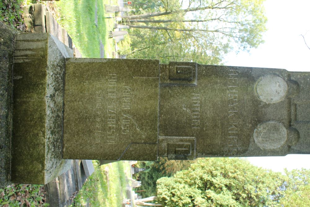 Tombstone of the Kuss family and Peter Szebest