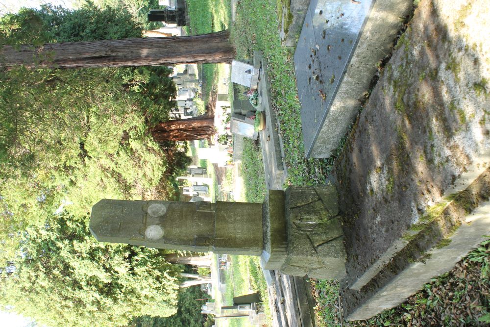 Tombstone of the Kuss family and Peter Szebest