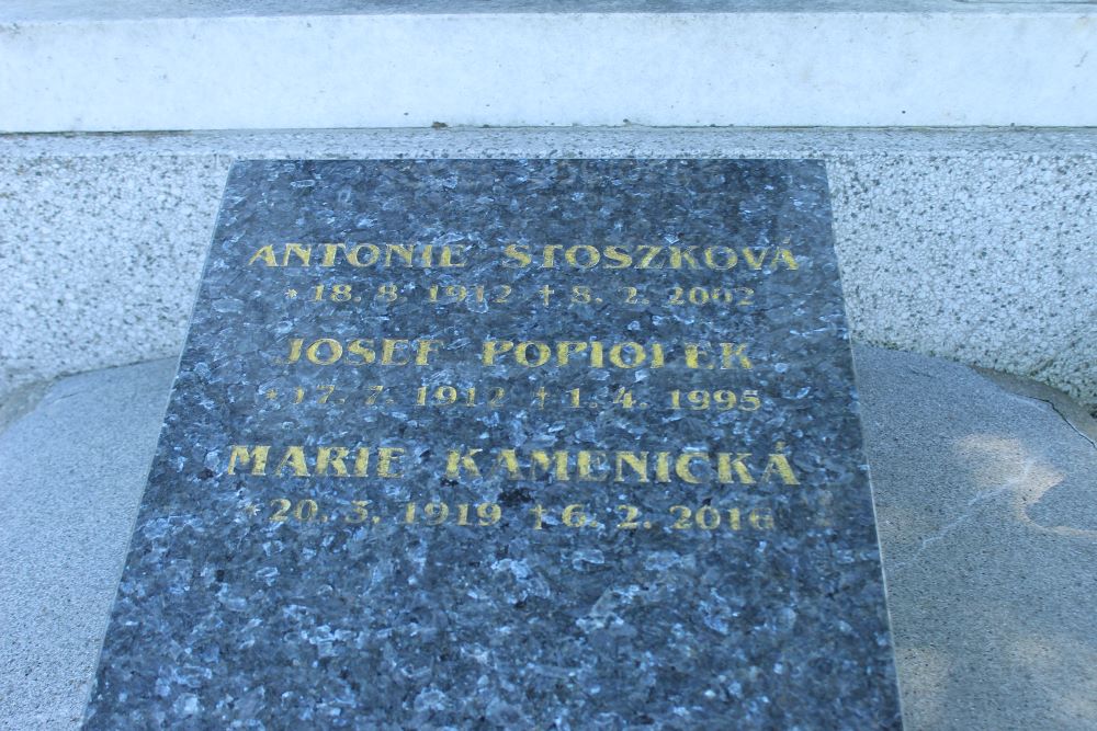 Tombstone of the Popiołek, Kamenicky, Heinrich Klepek and Antonie Stoszkova families