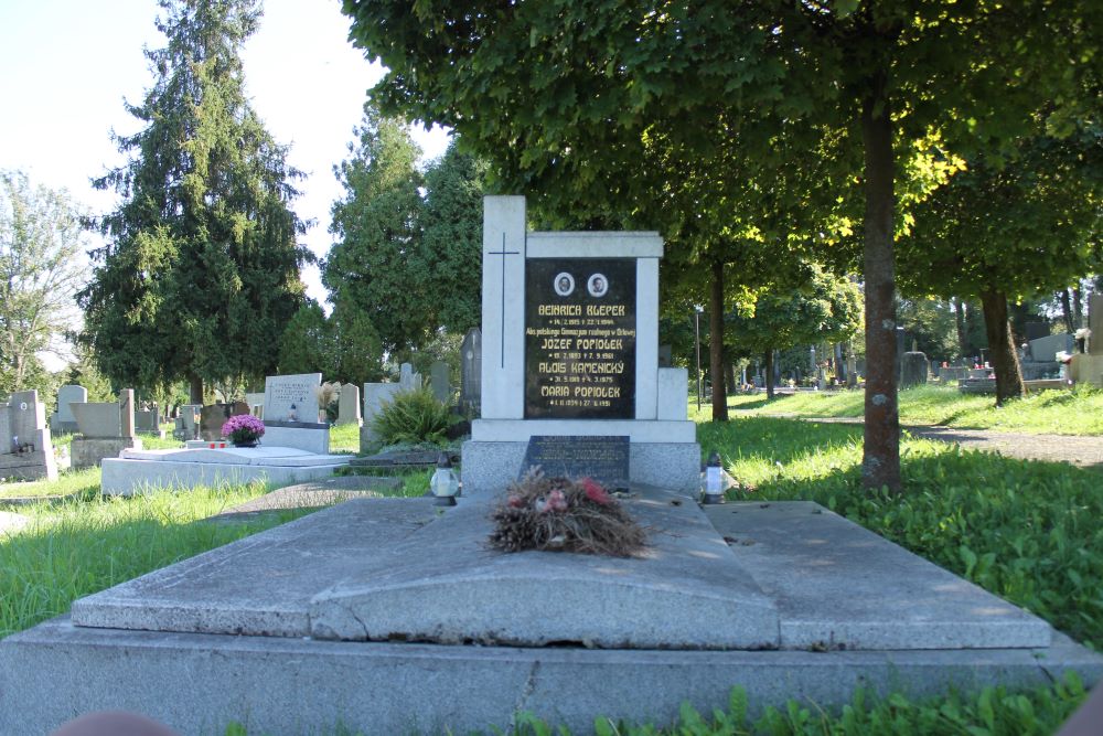 Tombstone of the Popiołek, Kamenicky, Heinrich Klepek and Antonie Stoszkova families