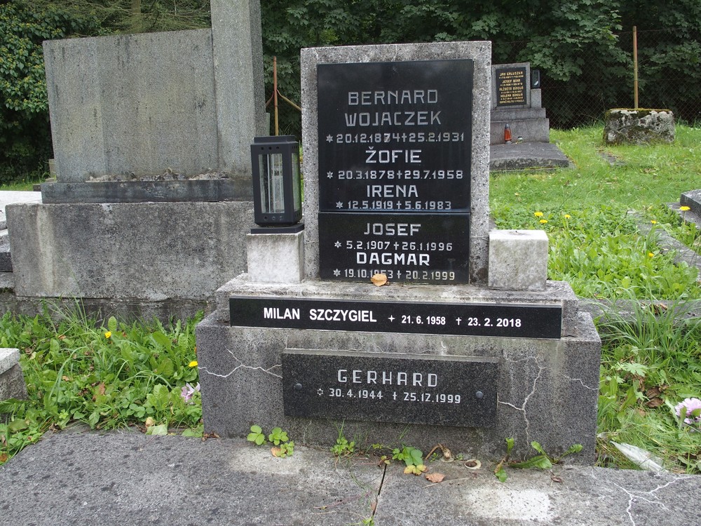 Gravestone inscription of Milan Szczygieł, Dagmara Wojaczek, Irena Wojaczek, Zofia Wojaczek, Bernard Wojaczek, Josef Wojaczek, Gerhard N.N., Karviná cemetery (Doły district)