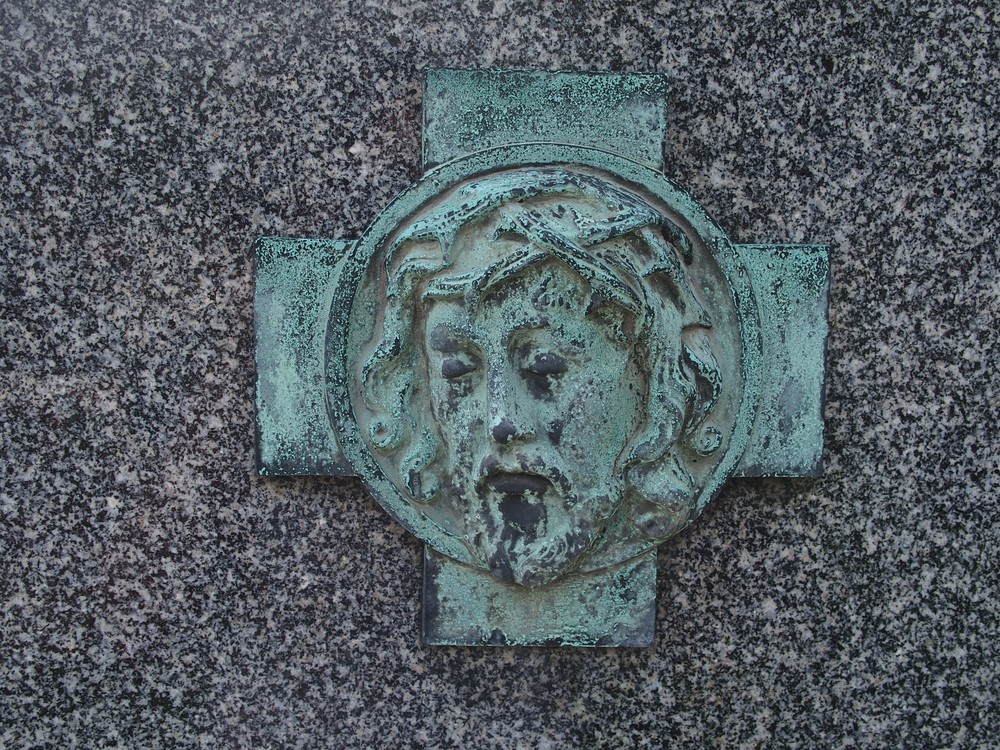 Fragment nagrobka rodziny Gałuszków, Staniowskich, Szlauerów, Galoczów, Sveców, cmentarz w Karwinie (dzielnica Doły)