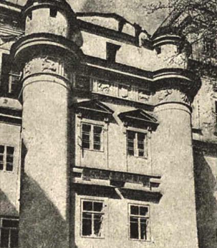 Część fasady Biblioteki Uniwersytetu Stefana Batorego, w której mieściło się dawne Obserwatorium Astronomiczne