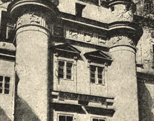 Część fasady Biblioteki Uniwersytetu Stefana Batorego, w której mieściło się dawne Obserwatorium Astronomiczne